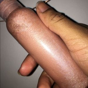 Shimmering body lotion